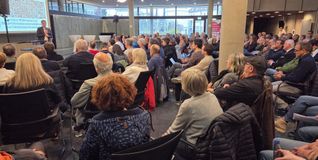 Knapp 200 Zuhörer spitzen die Ohren, als Oberbürgermeister Markus Kleemann den Abend im Rathausfoyer anmoderiert.